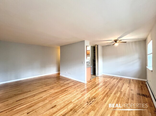 Building Photo - 510 W Briar Pl