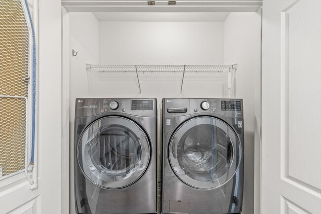 Building Photo - (Coming Soon) Newly Renovated Townhome Oas...