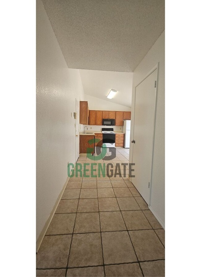 Building Photo - 3 BEDROOM 2 BATH HOME MOVE IN READY IN North MODESTO!