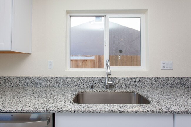 Building Photo - 8981 Quail Fls Dr