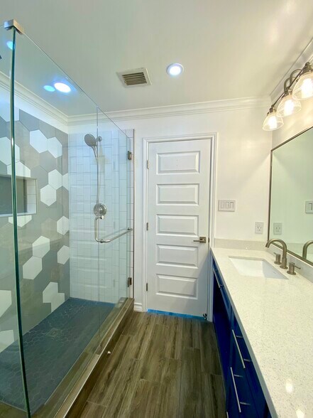 Primary Bath - 1623 Clark St