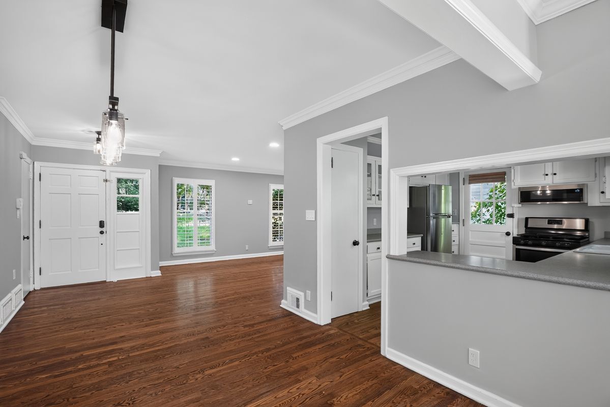 Building Photo - 807 Cardova Dr NE