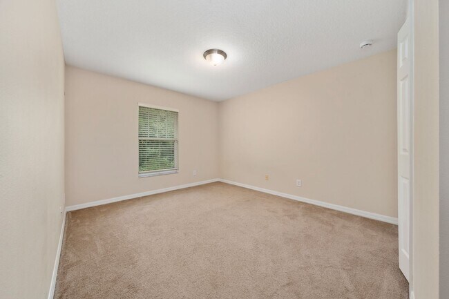 Building Photo - Town House 3 Bedroom and /2.5 Bathrooms. At Lee Vista area gated Community.