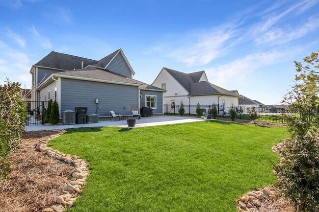 Building Photo - 647 Sire Ave