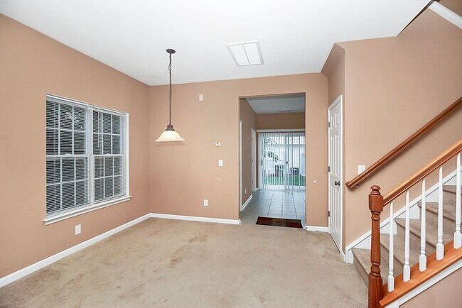 Building Photo - End Unit 3BD/2.5BA Townhome in Mill Creek!