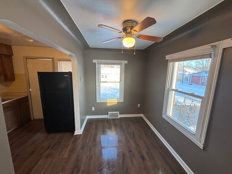 Building Photo - 9200 Evergreen Ave