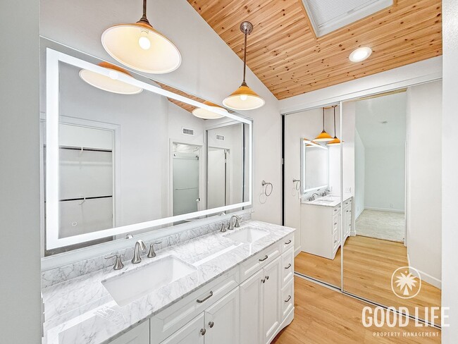 Building Photo - harming 2BR/2BA Townhome with Private Yard & 2-Car Garage in UTC