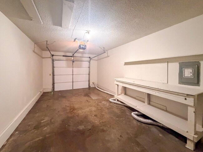 Building Photo - 4507-4517-4517 Boulder Dr SE