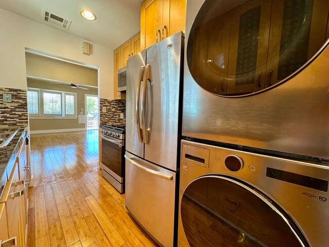Building Photo - Charming Upgraded 2 Bedroom Cottage w/Cent...