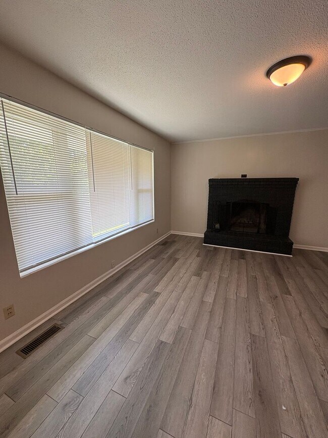 Building Photo - 3 Bedroom 2 Bath House