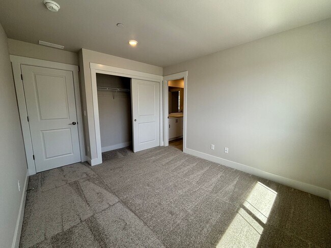 Building Photo - Brand New 5 Bedroom Home in Bull Mountain ...