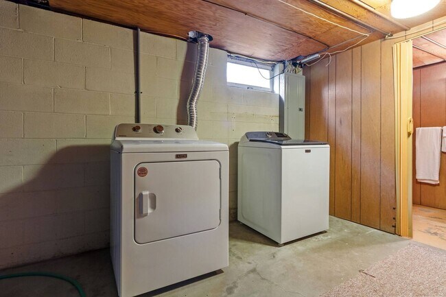 Building Photo - 1221 Kenwood St