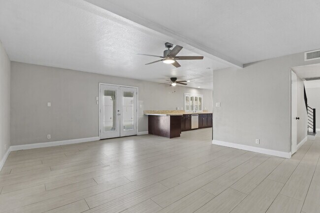 Building Photo - Welcome to your entertainers dream home!