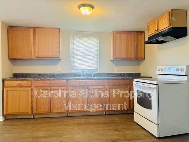 Building Photo - 904 Lincoln St