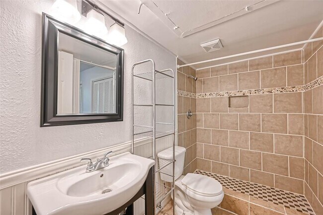 Building Photo - 8277 Kingsbrook Rd