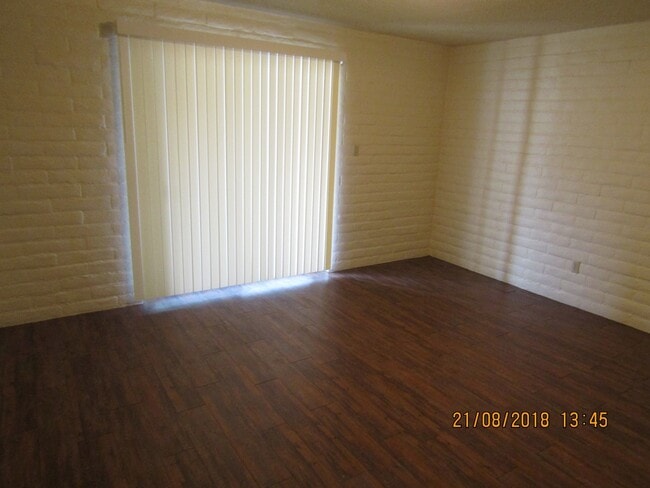 Building Photo - 2 Bedroom 2 Bath Duplex!! Taking Applicati...