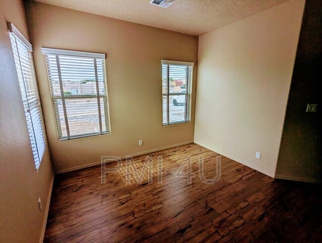 Building Photo - 2317 Garden Rd NE