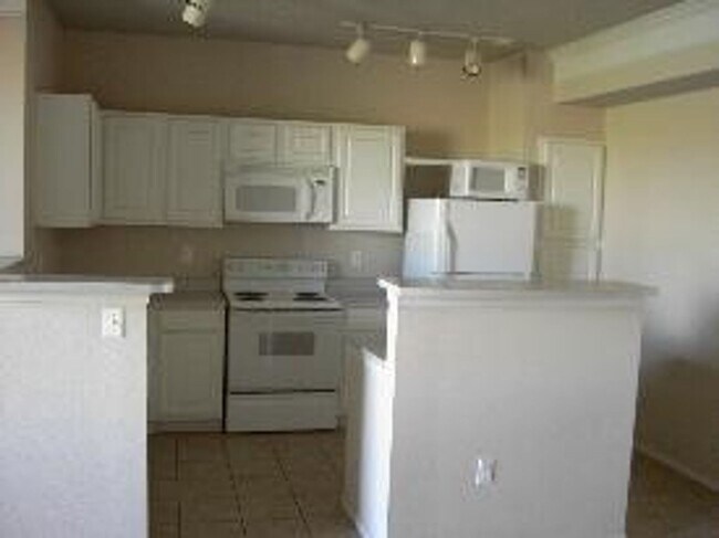 Building Photo - Saddlebrooke Condo with Views of the Pond ...