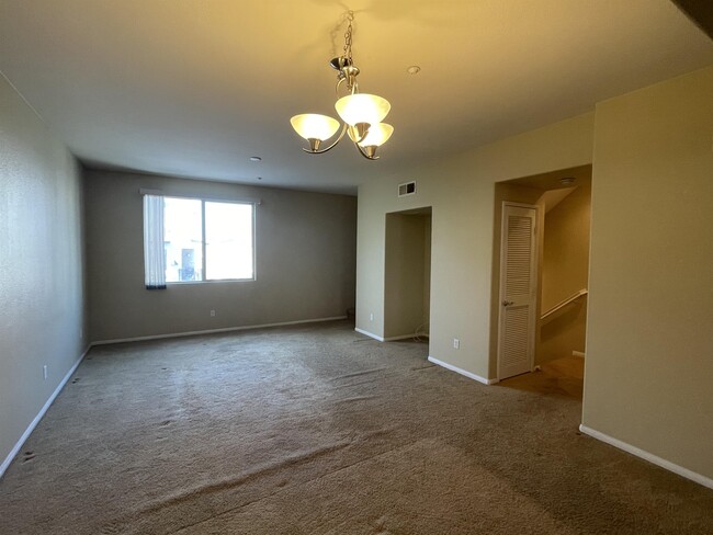 Building Photo - 300 Tesoro Gln