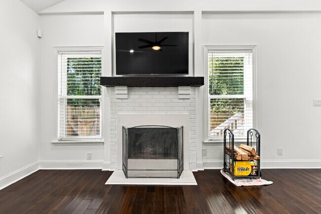 Building Photo - Updated Cottage 5 mins from Uptown Charlotte!