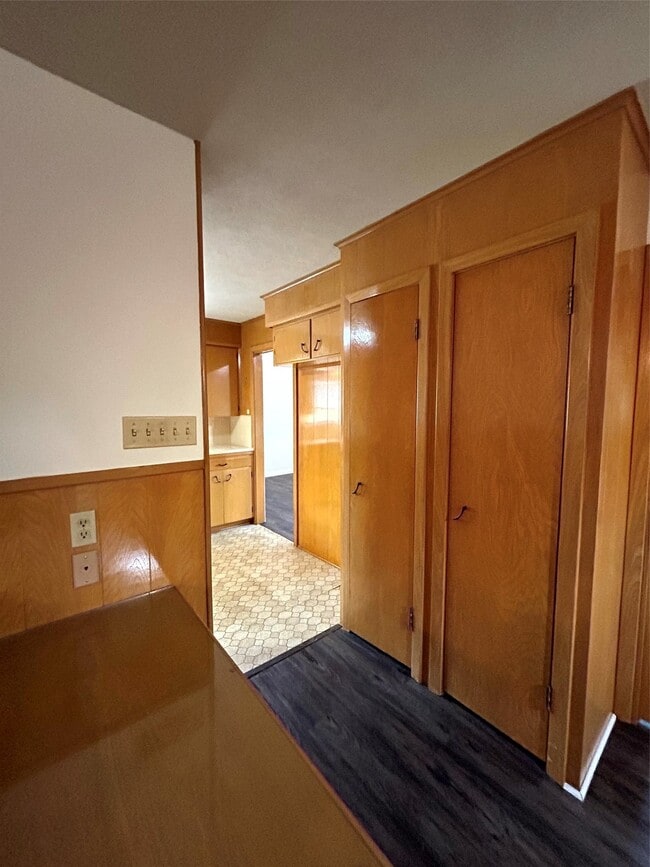 Building Photo - 1902 Gillette St