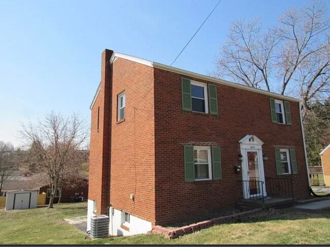 Building Photo - 409 Derrick Ave