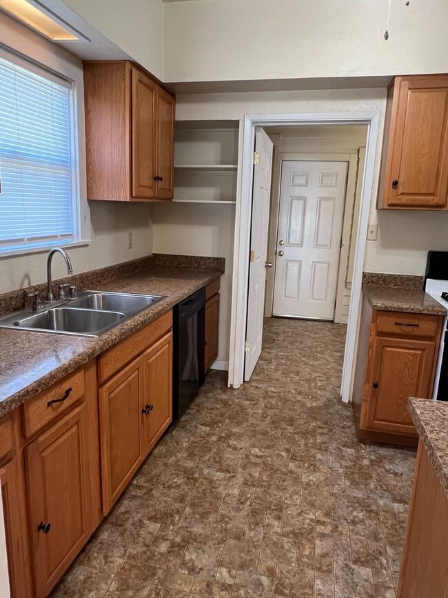 Building Photo - 2 Bedroom 1 Bath House For Rent!