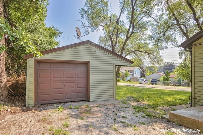 Building Photo - 1501 Round Lake Dr