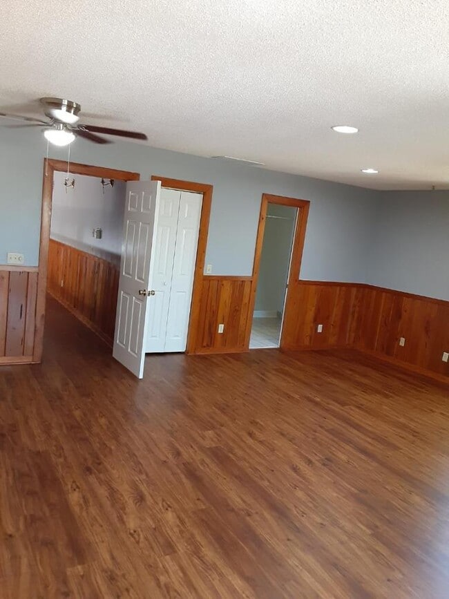 Building Photo - 1044 Harmony Rd