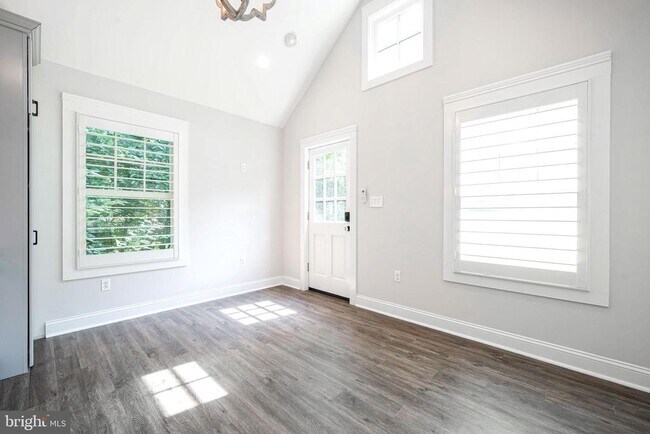 Building Photo - 2314 N Kenmore St