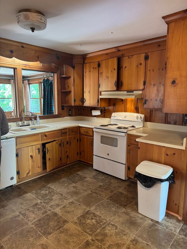 Building Photo - Fantastic Location & Price