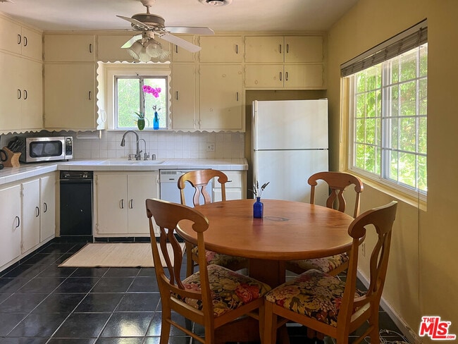 Building Photo - 14135 Hatteras St