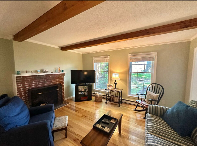 Living room - 3 Rosewood Ln