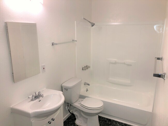 Building Photo - 1329 Oahu St