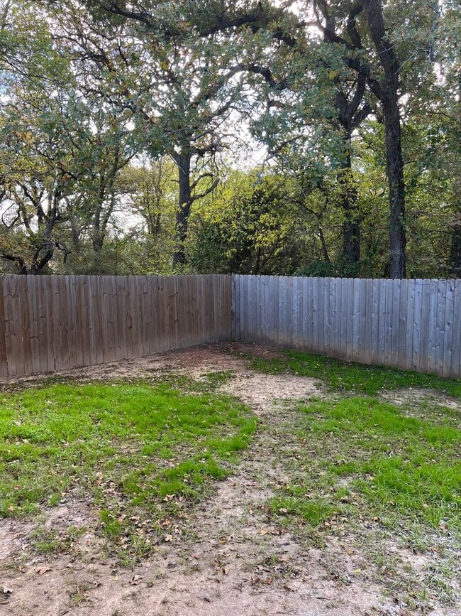 Building Photo - 521 Sweetwater Dr