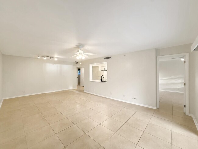 Building Photo - 2112 S Cypress Bend Dr