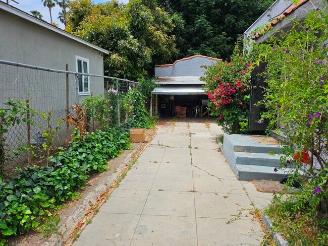 Building Photo - 2031 S Curson Ave