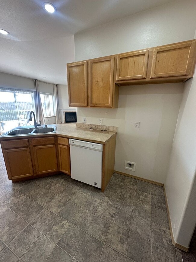 Building Photo - 5 Bedroom Home! Available now.