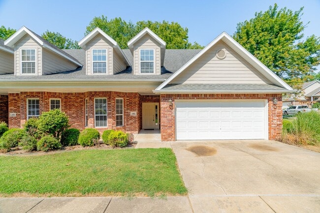 Primary Photo - Beautiful & spacious 4 Bedroom condo w/fen...