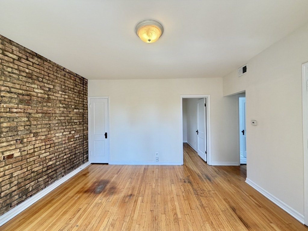 Building Photo - 3040 W Wellington Ave
