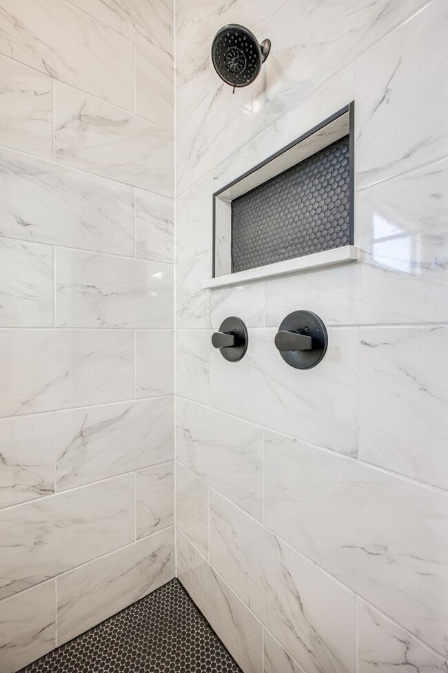 Building Photo - Beautiful East side House 4 bed-2.5 baths, part of The Overlook Casa Club that includes Swimming ...