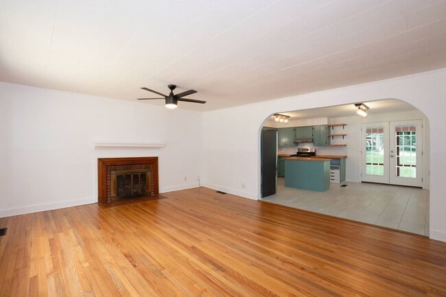 Building Photo - Charming 2-Bedroom Home with Screened Porc...