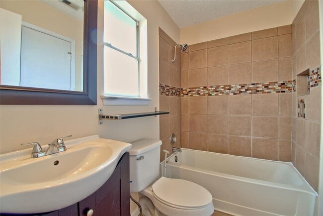 Building Photo - 1015 E Yager Ln