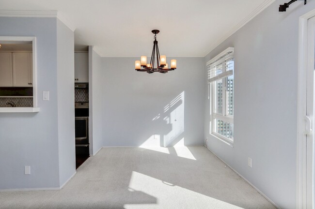 Building Photo - 1 Bed / 1 Bath pet friendly condo with parking in beautiful San Mateo. YouTube Tour!