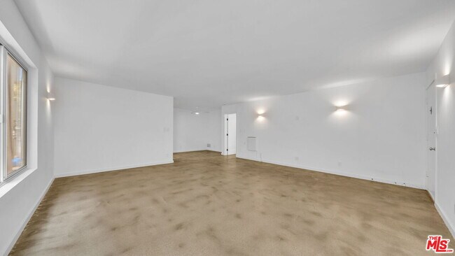 Building Photo - 621 San Vicente Blvd