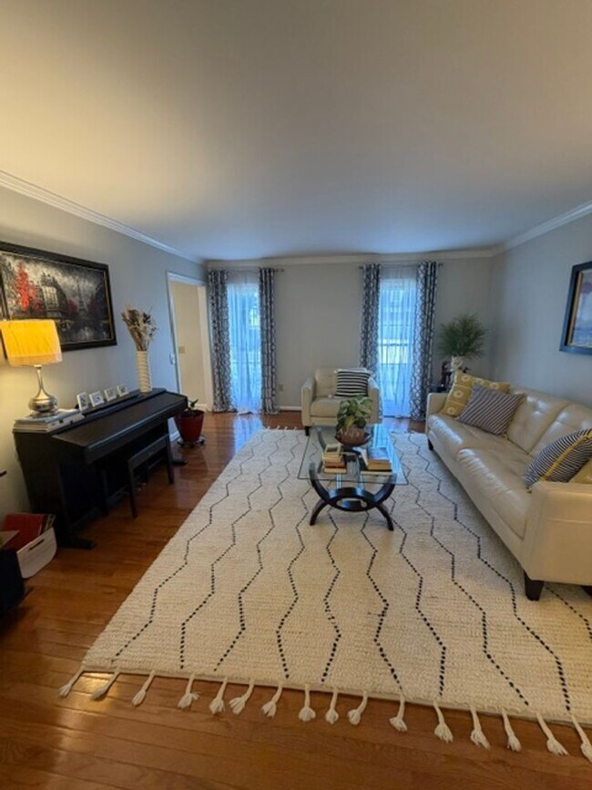 Building Photo - SPACIOUS SF HOME IN GERMANTOWN