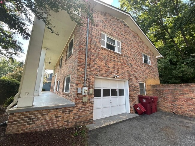 Building Photo - Large 4 bedroom 3 bathroom house in the he...