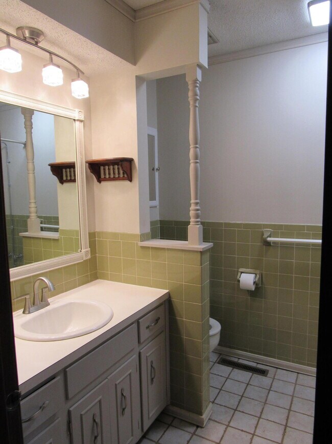 Building Photo - 5116 S Sycamore Ave