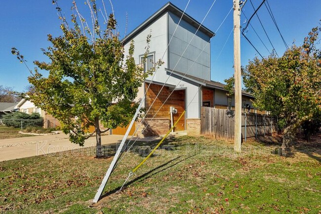 Building Photo - 727 NE 5th St