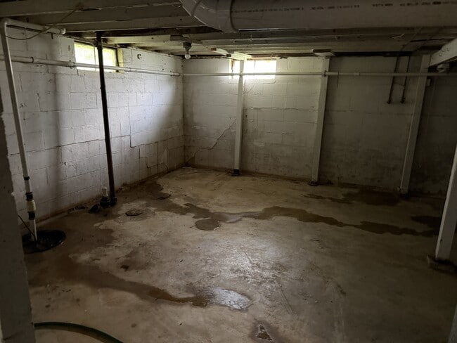 Building Photo - 403 Rose Ln